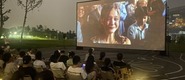 （大鸡巴肏屄视频免费转载）成都秋夜“新耍法”：到公园看坝坝电影